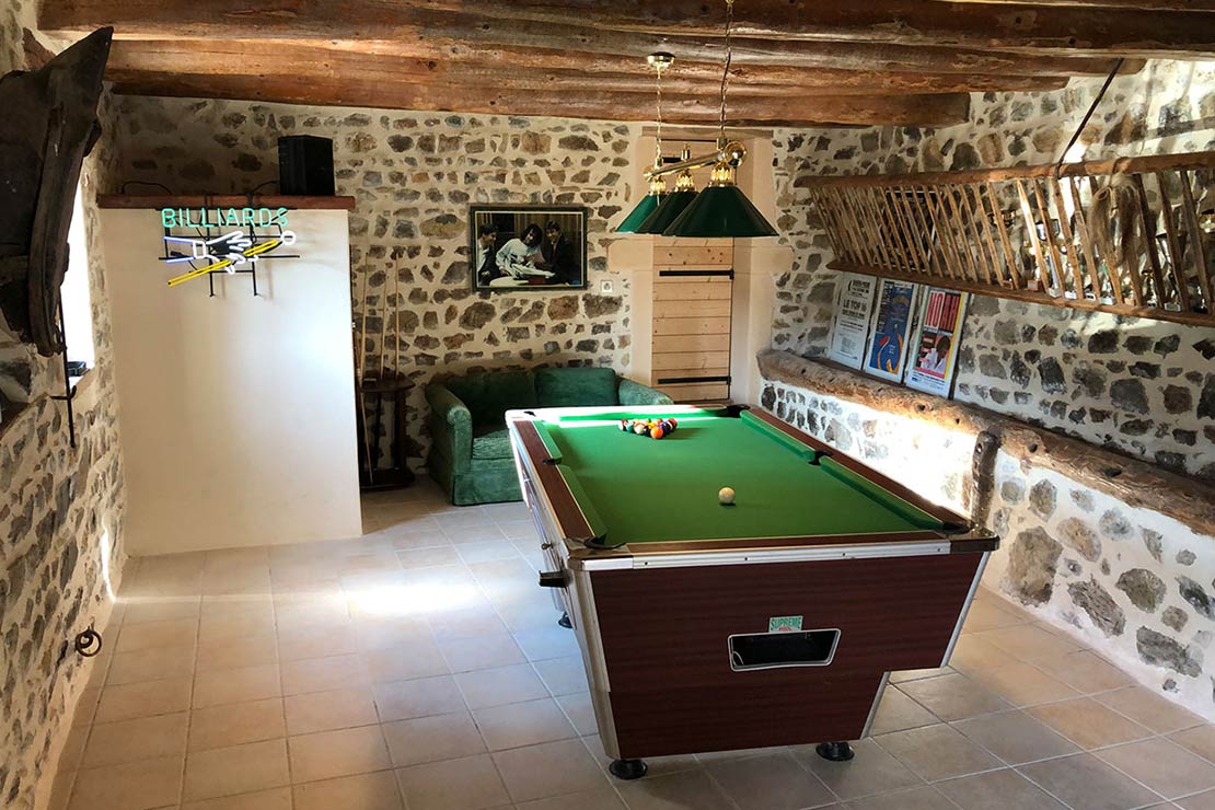 Location maison luxe en Beaujolais : Salle de jeux Billard