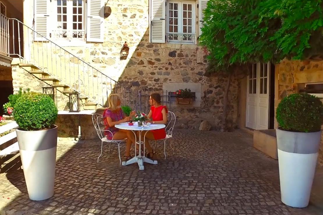 Location maison luxe en Beaujolais : Pause café