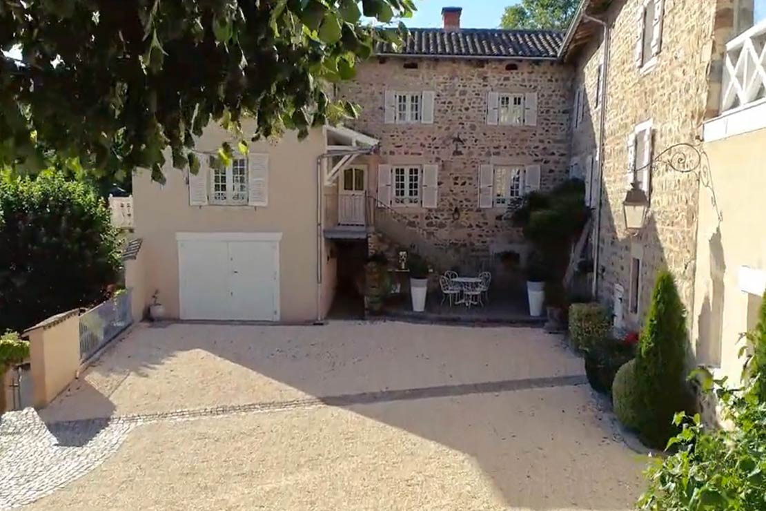 Location maison luxe en Beaujolais : Cour intérieure