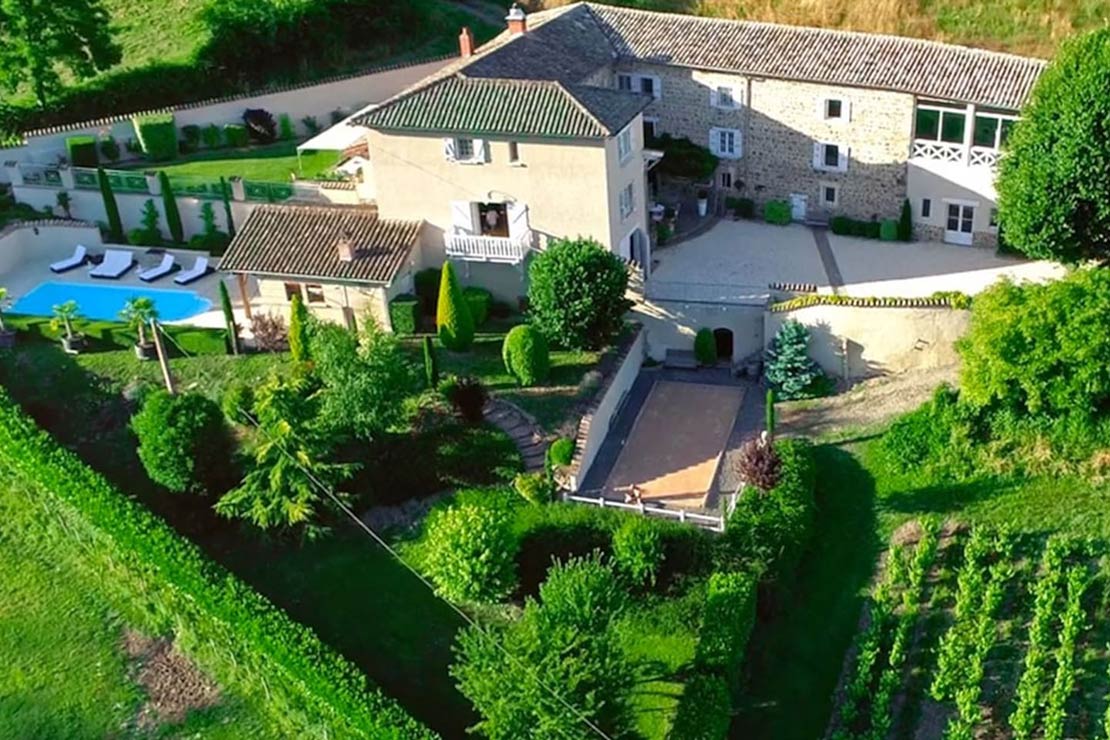 Vue aérienne de la location maison luxe en Beaujolais