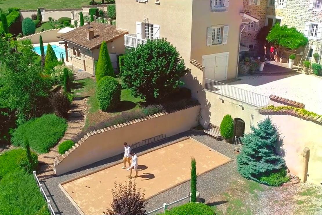 Location maison luxe en Beaujolais : Terrain de pétanque