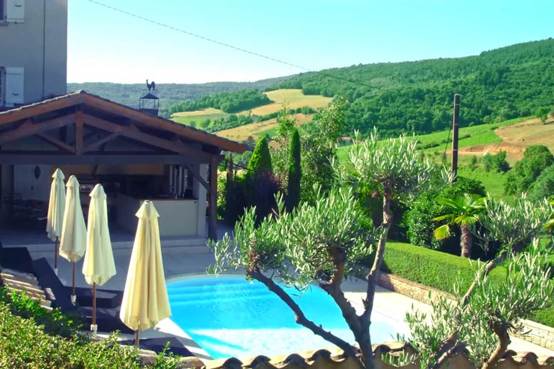 Location maison luxe en Beaujolais : Piscine avec Pool house et cuisine d'été
